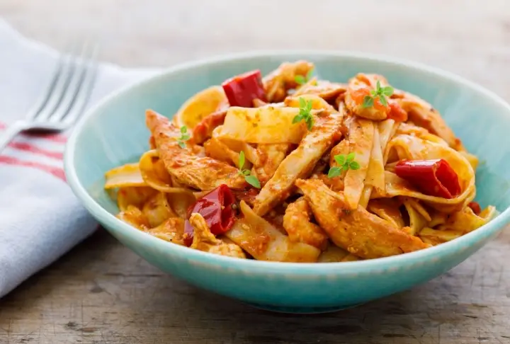 Acılı Tavuklu Makarna | Videolu Tarif