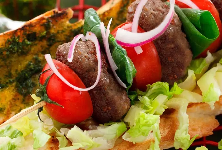 Baget Ekmeğinde Roka Pestolu Köfte