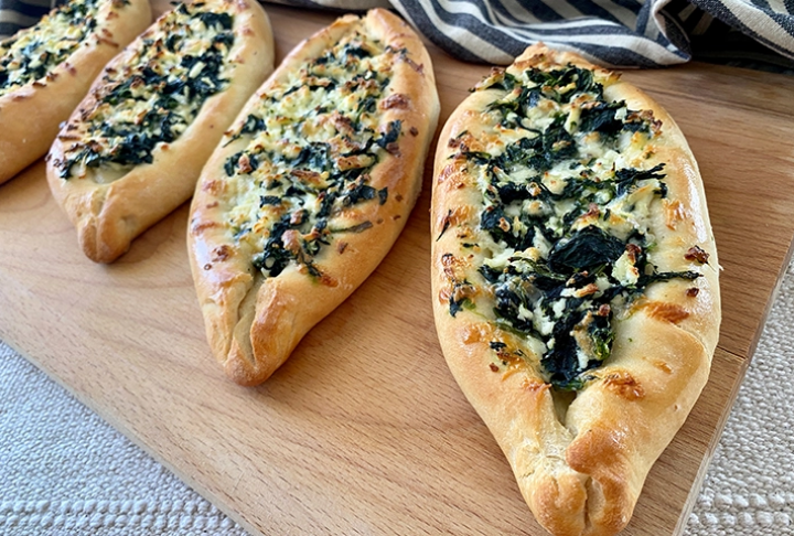 Ramazan Pidesinden Ispanaklı Pide Tarifi