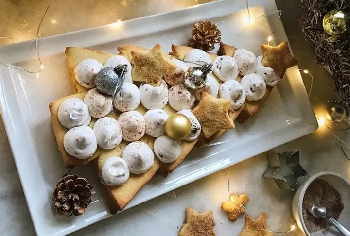 Bengi Kurtcebe’den Çam Ağacı Kurabiye Pasta