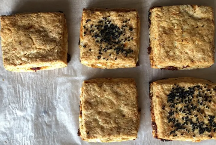 Burak Zafer’den Tulum Peyniri ve Kuru Domatesli Çörek