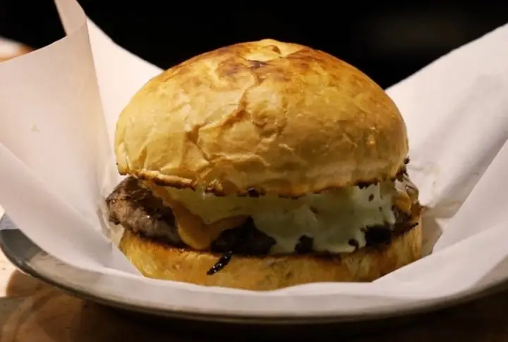 Burger & Acılı Yakut Krema Sos