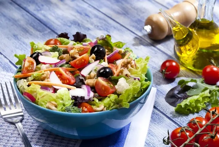 Ceviz Soslu Akdeniz Salatası