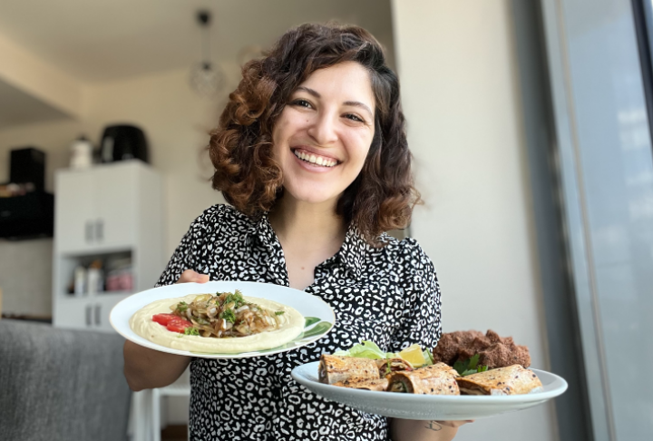 Zezecooks’tan Çiğ Köfte Atom Dürüm & Karamelize Soğanlı Humus Tarifi