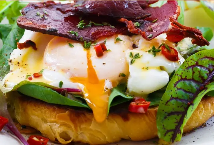 Çıtır Pastırmalı Poşe Yumurta