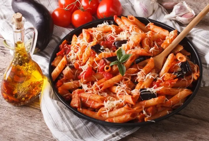 Domatesli Sos ile Patlıcanlı ve Zeytinli Rigatoni