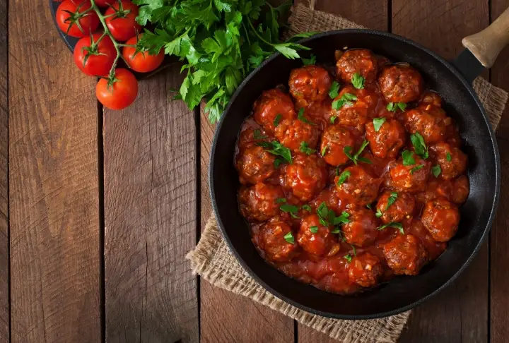 Domates Soslu Köfte