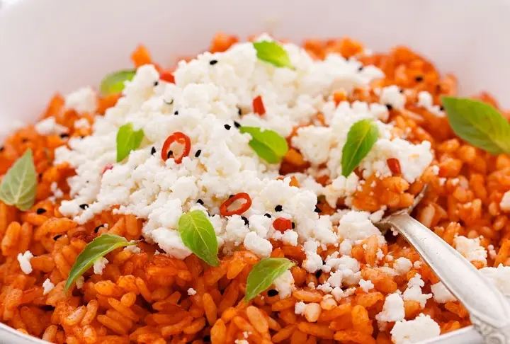 Domatesli ve Lor Peynirli Pilav