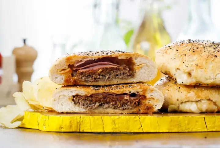 Ekmek Hamurunda Dev Hamburger | Videolu Tarif