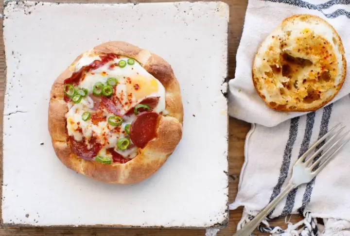 Ekmek İçinde Sucuklu Pastırmalı Yumurta | Videolu Tarif