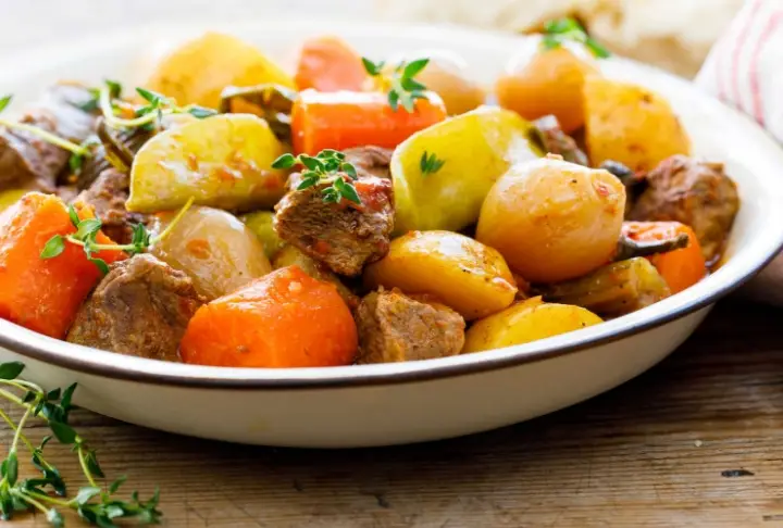 Fırında Etli Güveç Tarifi | Videolu Tarif