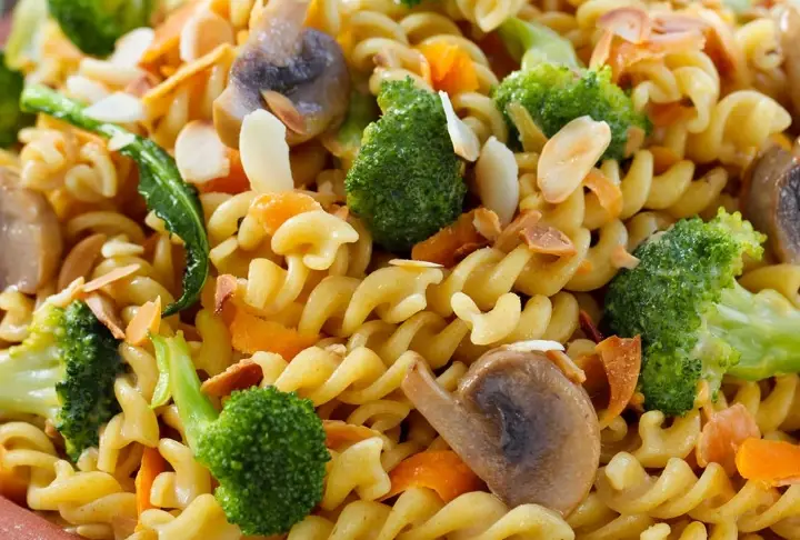 Fesleğen Soslu Mantarlı ve Brokolili Makarna