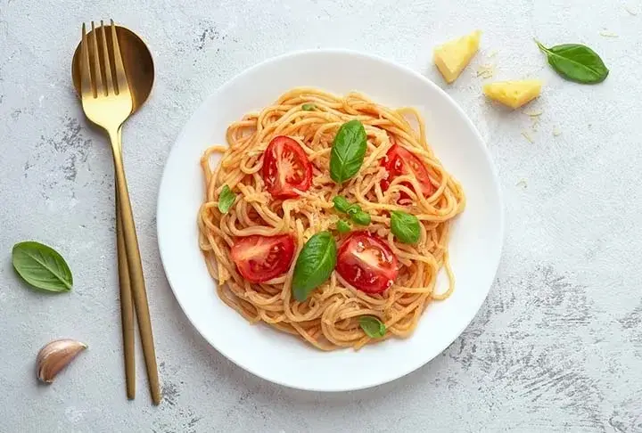 Fesleğenli Domatesli Makarna Tarifi