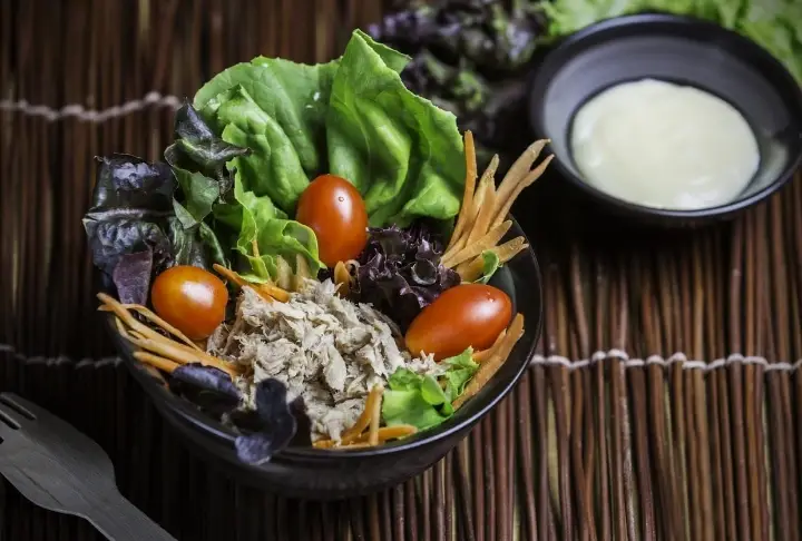 Fesleğenli Kekikli Salata Sosu ile Portakallı Ton Balığı Salatası