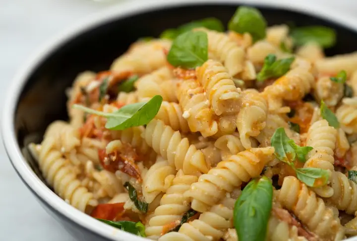 Fırında Peynirli Makarna Tarifi | Videolu Tarif