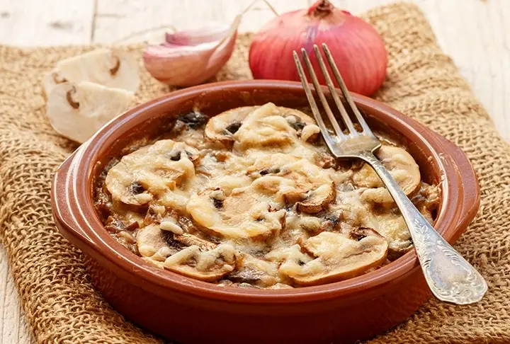 Güveçte Kaşarlı Mantarlı Tavuk Tarifi