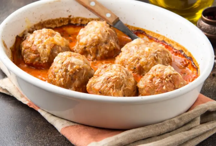 Güveçte Soslu Köfte