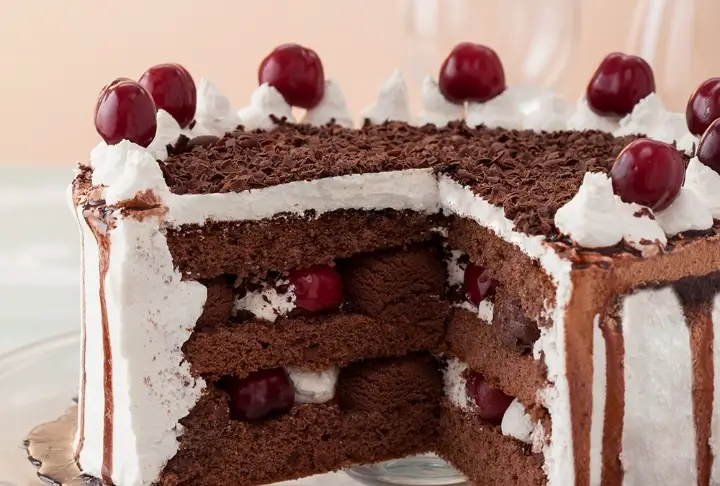 Vişneli Karaorman Pastası