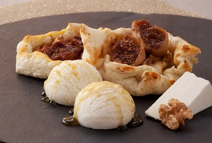 Ballı Tarçınlı İncir Yatağında Çam Fıstıklı Dondurma