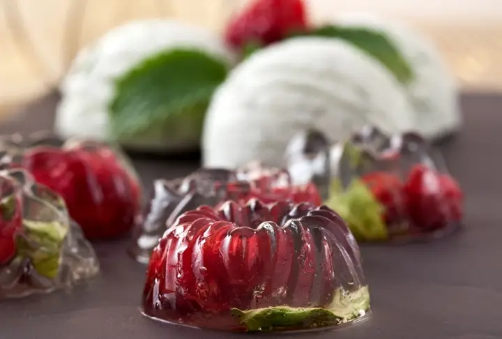 Naneli Dondurma Eşliğinde Ahududu Jölesi 