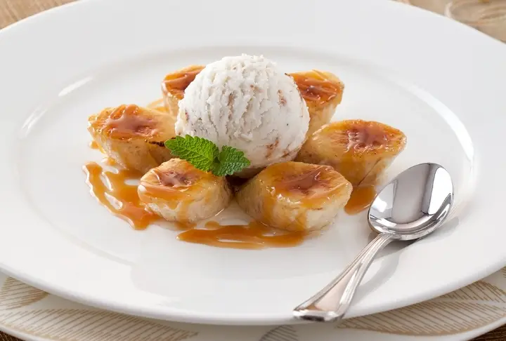 Kızarmış Muz Eşliğinde Karamelize Muzlu Dondurma