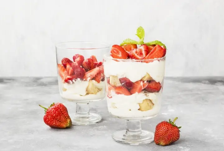 Kedidilli Çilekli Muhallebi