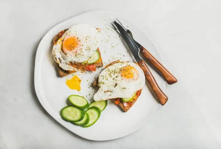 Kızarmış Ekmek Üzerinde Yumurta