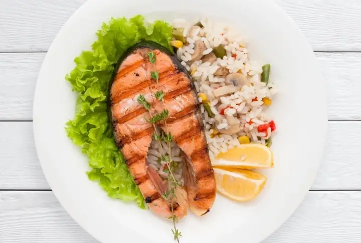 Yeşillikler Üzerinde Somon Risotto