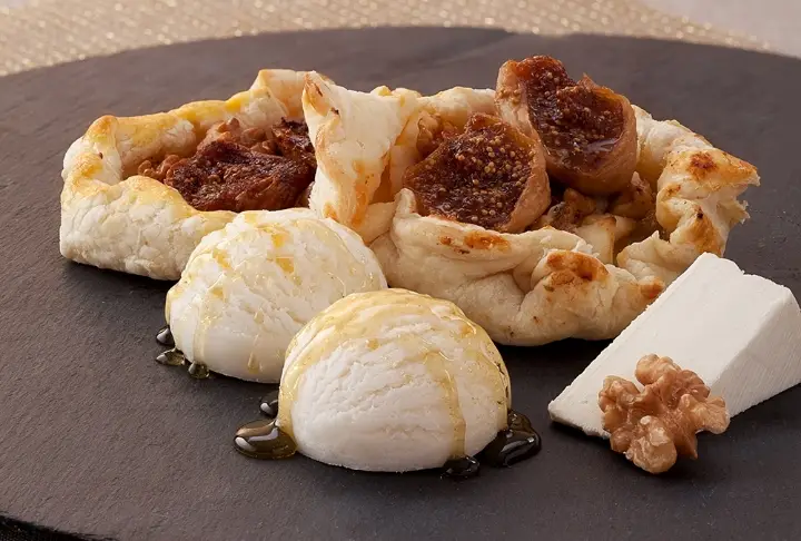 Milföy Üzerinde Keçi Peynirli İncir