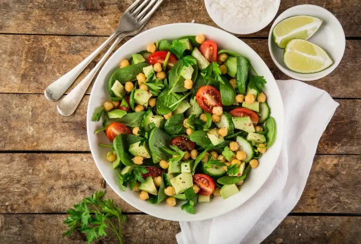 Nohutlu Ispanak Salatası