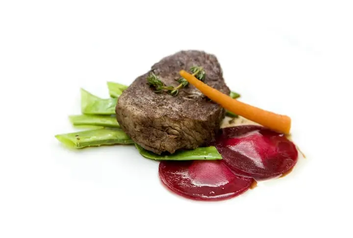 Nohutlu Pancar Sote Üzerinde Izgara Bonfile Dilimleri