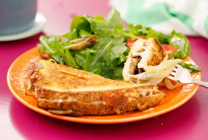 Pırasa ve Mantarlı Tavada Tost | Videolu Tarif