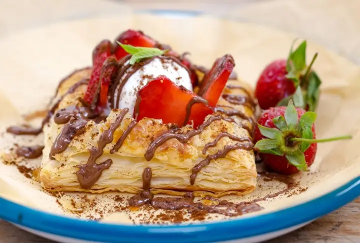 Pufidik Çilekli Tart | Videolu Tarif