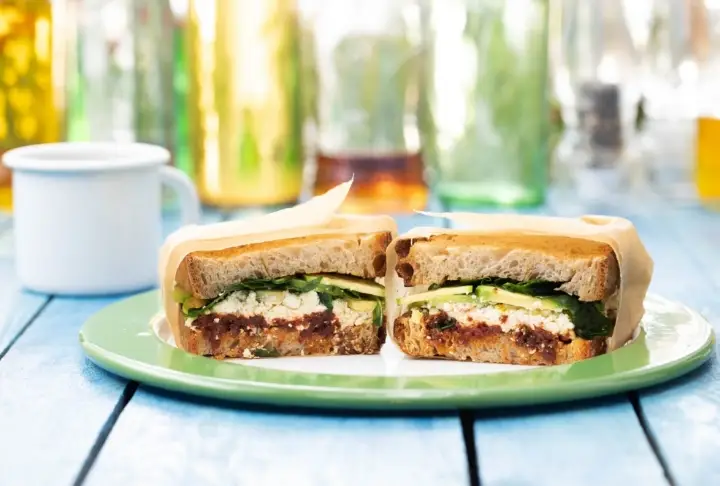 Avokadolu Lor Peynirli Sandviç | Videolu Tarif