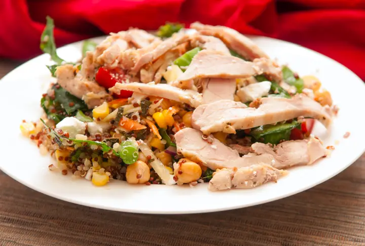 Kinoalı Nohutlu Tavuk Salatası