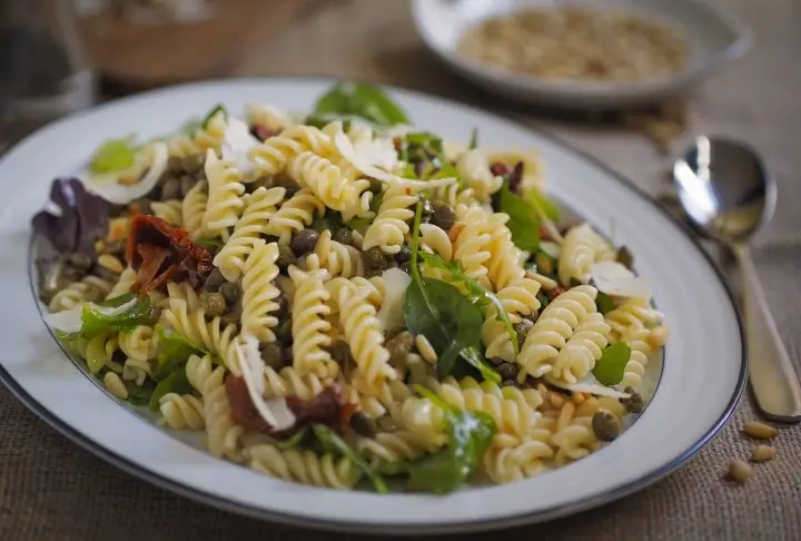 Sebzeli Fesleğen Soslu Makarna