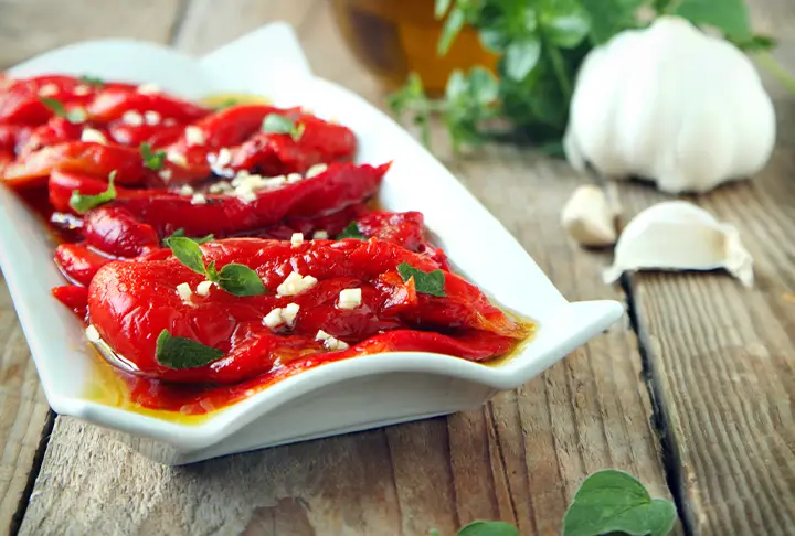 Közlenmiş Kırmızı Biber Salatası Tarifi