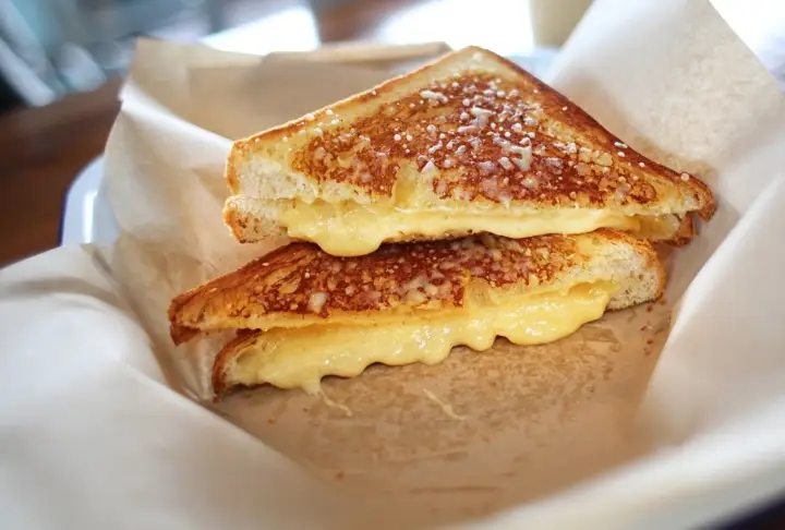 Kızarmış Çıtır Peynirli Tost