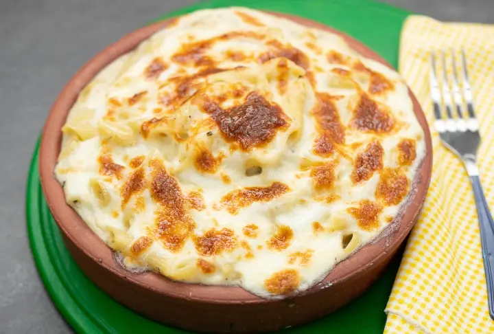 Peynirli Tavuk Soslu Makarna | Videolu Tarif